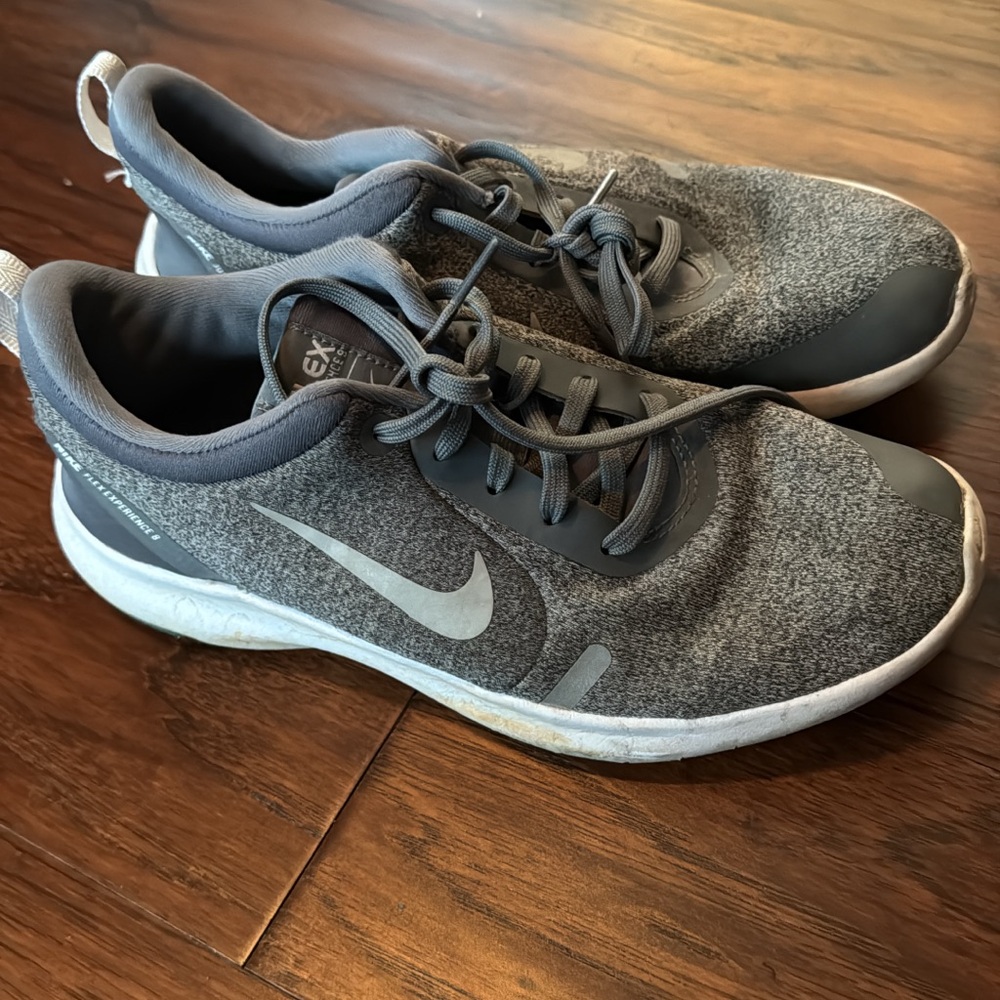 Women's flex Nikes